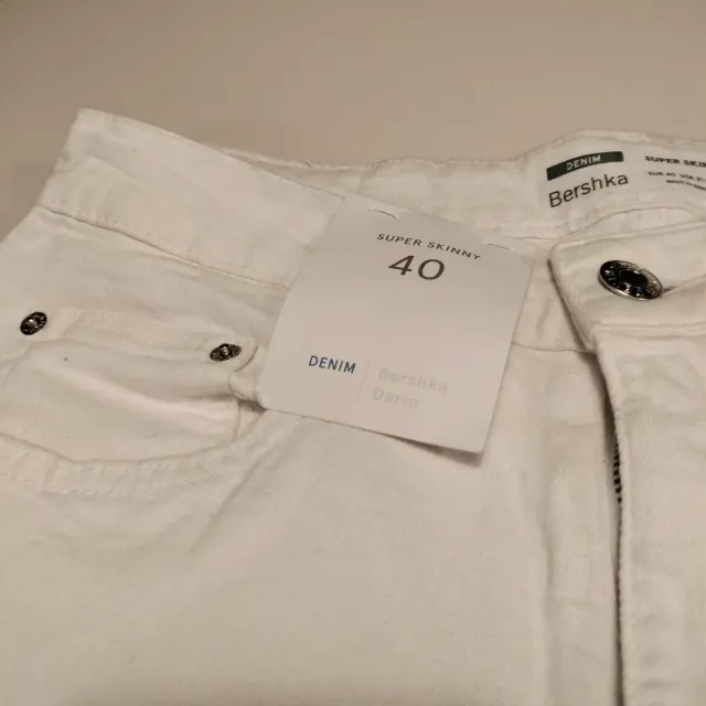 Pantalón blanco de algodón con rotos