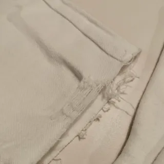 Pantalón blanco de algodón con rotos