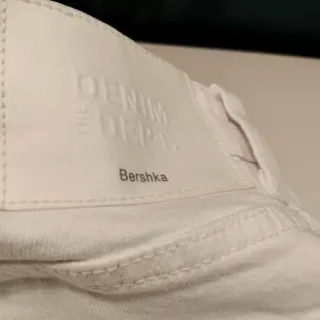 Pantalón blanco de algodón con rotos