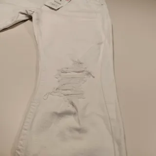 Pantalón blanco de algodón con rotos