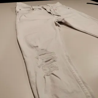 Pantalón blanco de algodón con rotos