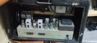Radio de válvulas antigua funcionando