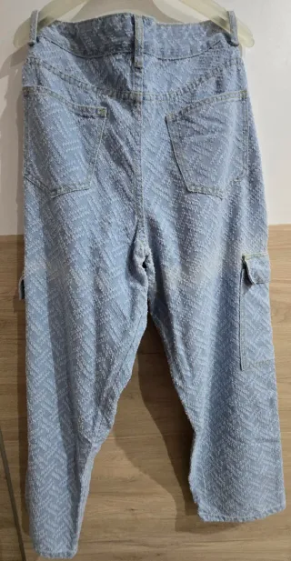 Pantalón vaquero hombre con estampado