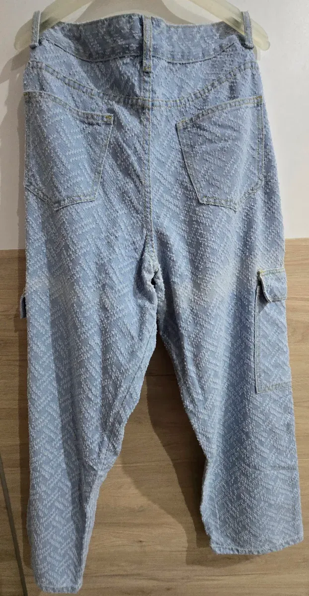 Pantalón vaquero hombre con estampado