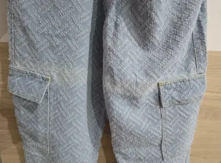 Pantalón vaquero hombre con estampado