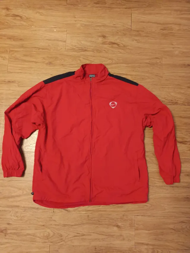 Chaqueta deportiva Nike roja