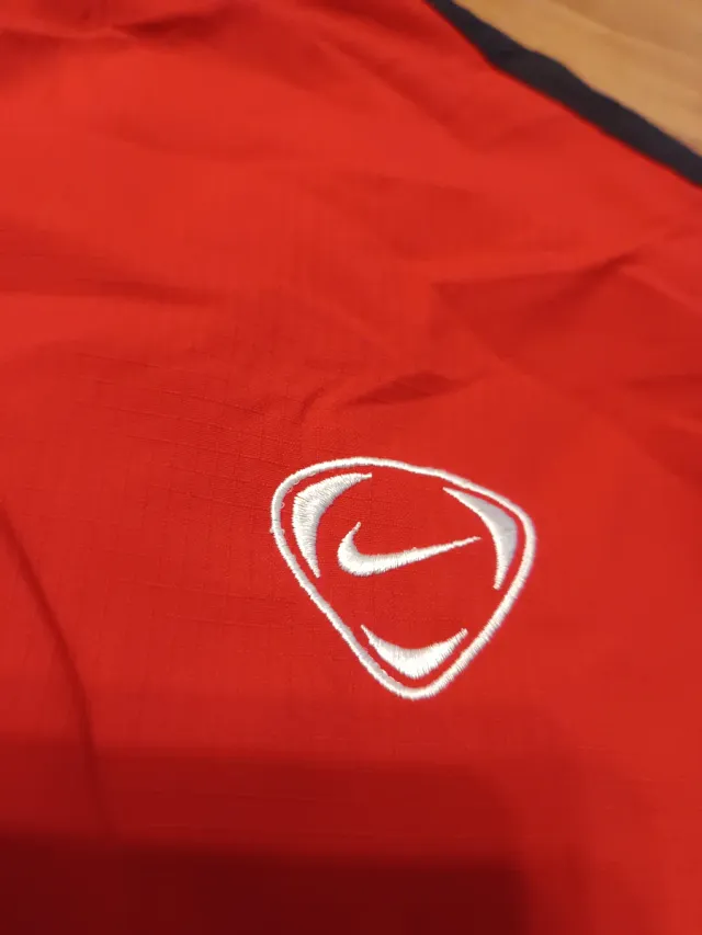 Chaqueta deportiva Nike roja