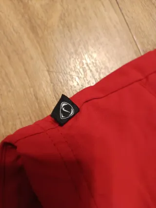 Chaqueta deportiva Nike roja