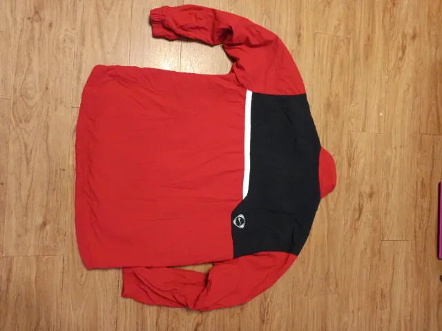 Chaqueta deportiva Nike roja