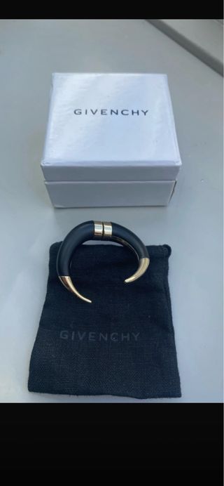 Pendiente Givenchy Negro y Dorado imán