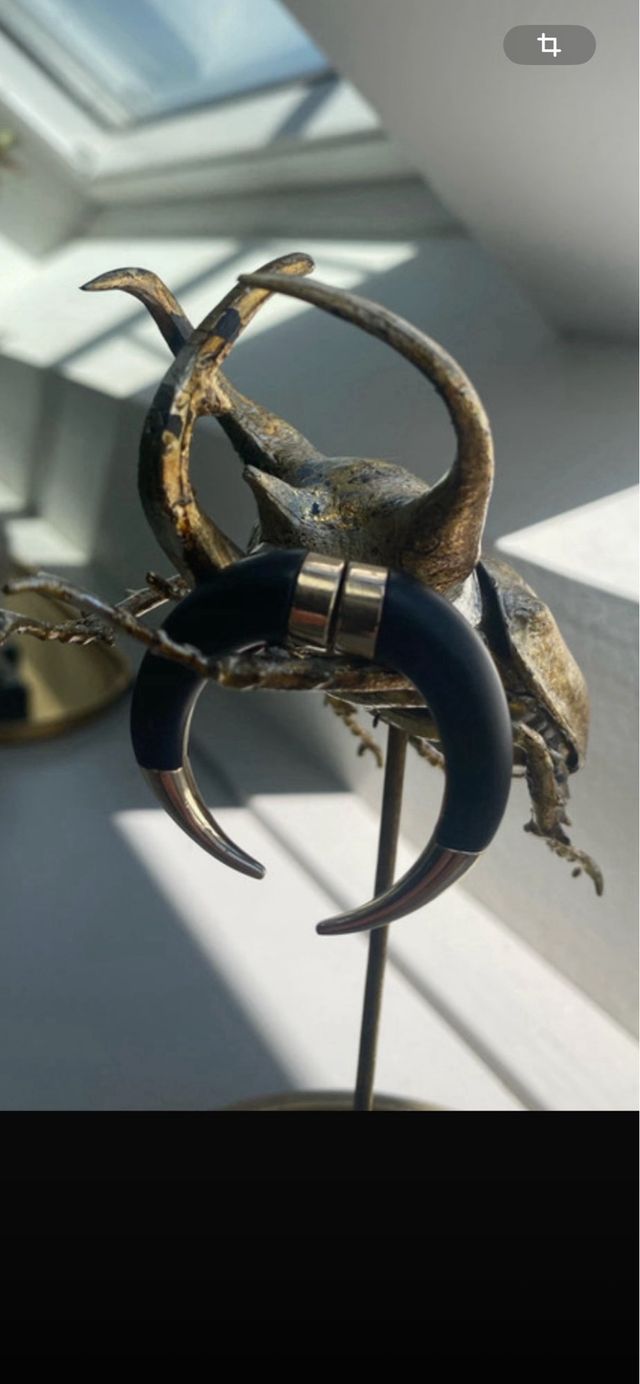 Pendiente Givenchy Negro y Dorado imán