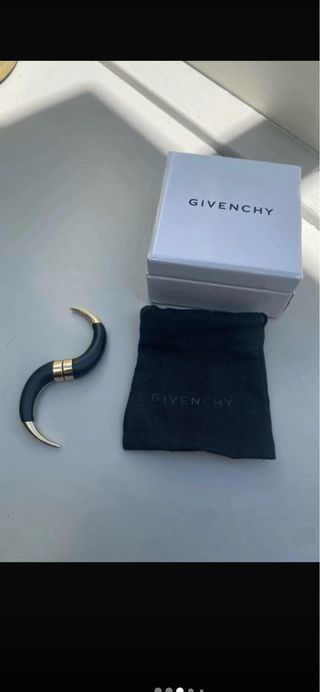 Pendiente Givenchy Negro y Dorado imán