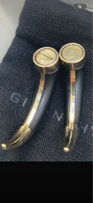 Pendiente Givenchy Negro y Dorado imán