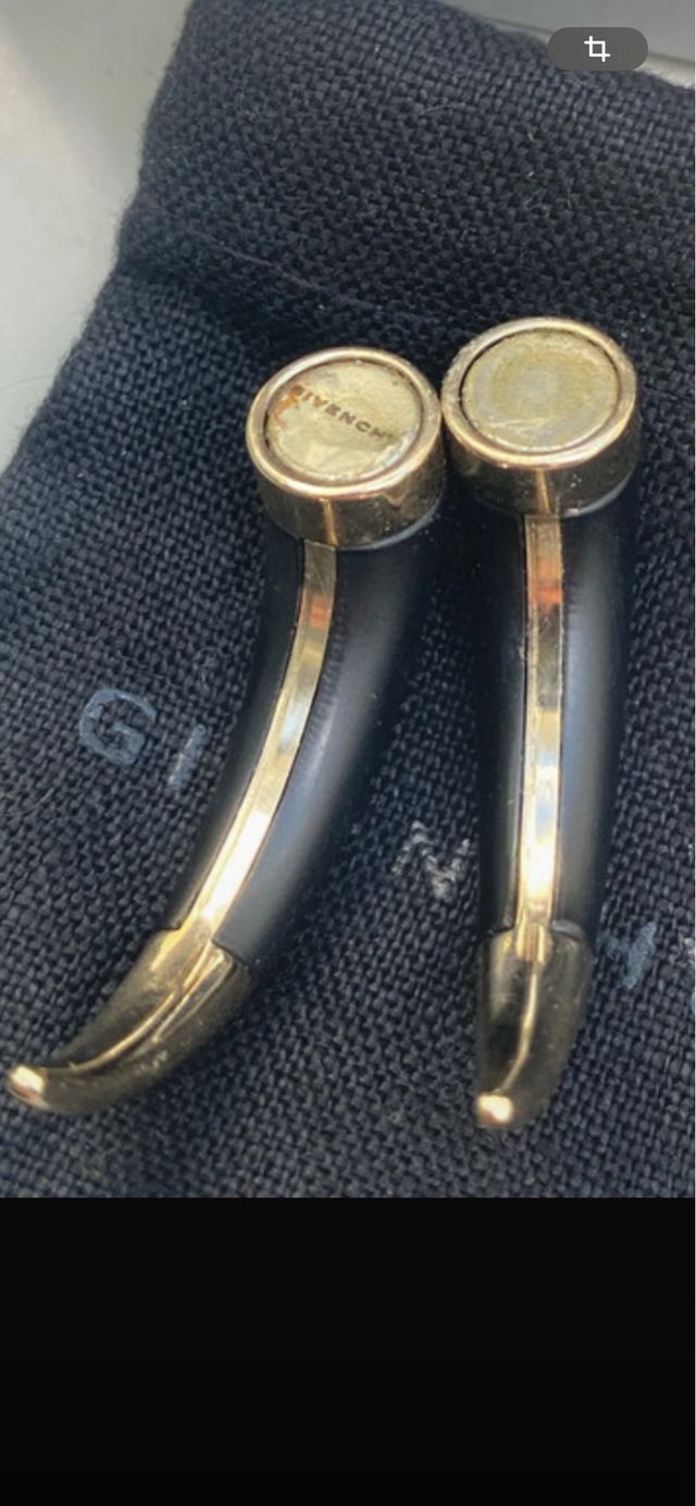 Pendiente Givenchy Negro y Dorado imán