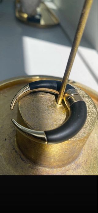 Pendiente Givenchy Negro y Dorado imán