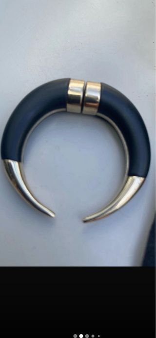 Pendiente Givenchy Negro y Dorado imán