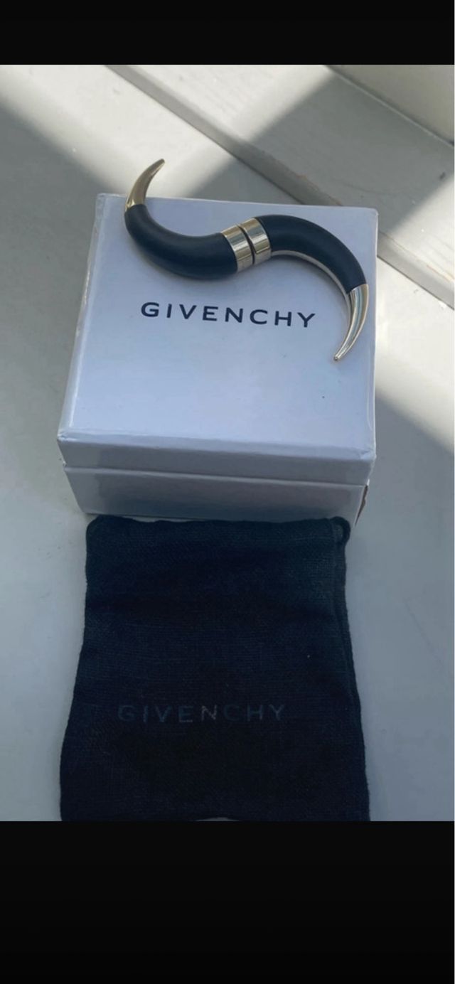 Pendiente Givenchy Negro y Dorado imán