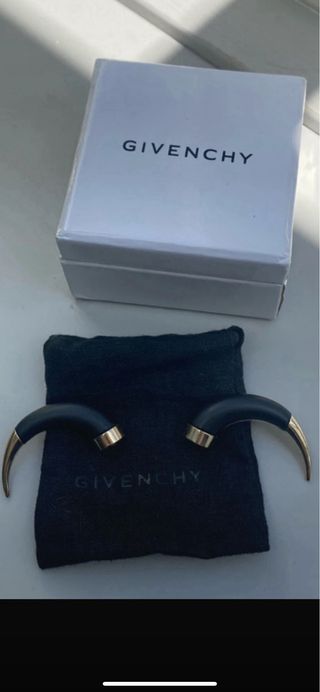 Pendiente Givenchy Negro y Dorado imán