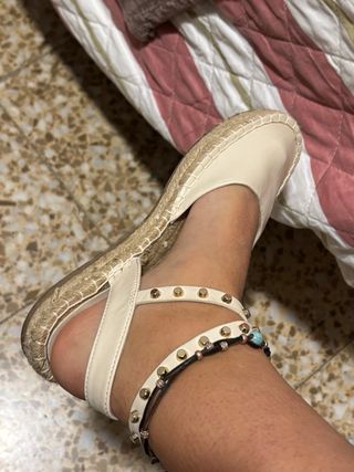Sandalias beige Stradivarius con tachuelas
