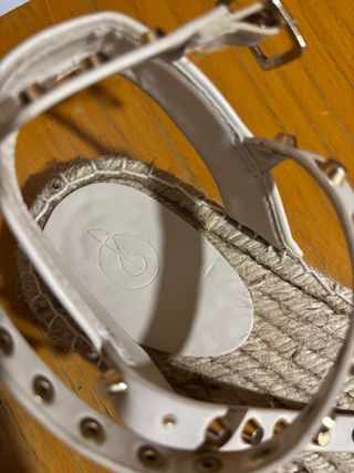 Sandalias beige Stradivarius con tachuelas