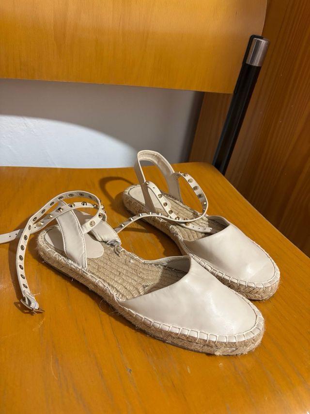 Sandalias beige Stradivarius con tachuelas