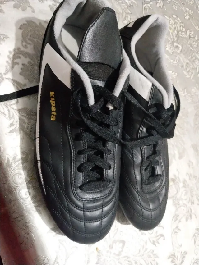 Botas de fútbol Kipsta negras y blancas