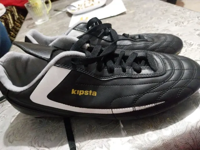 Botas de fútbol Kipsta negras y blancas