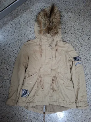 Chaquetón beige con capucha y parches