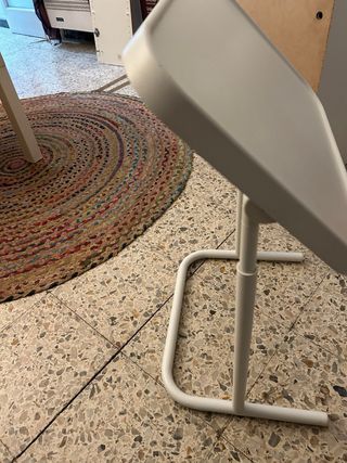 Mesa auxiliar o de ordenador basculante