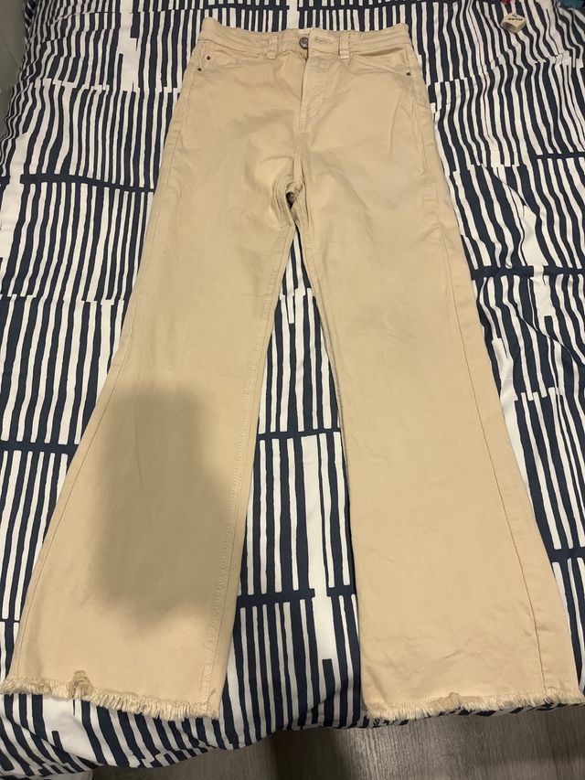 Pantalones campana beige Stradivarius T.34