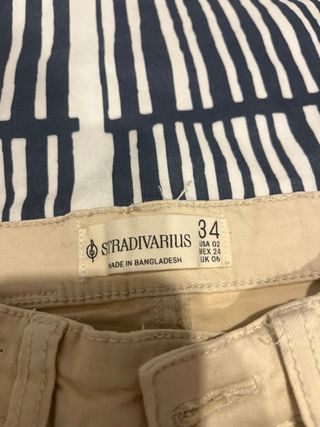 Pantalones campana beige Stradivarius T.34