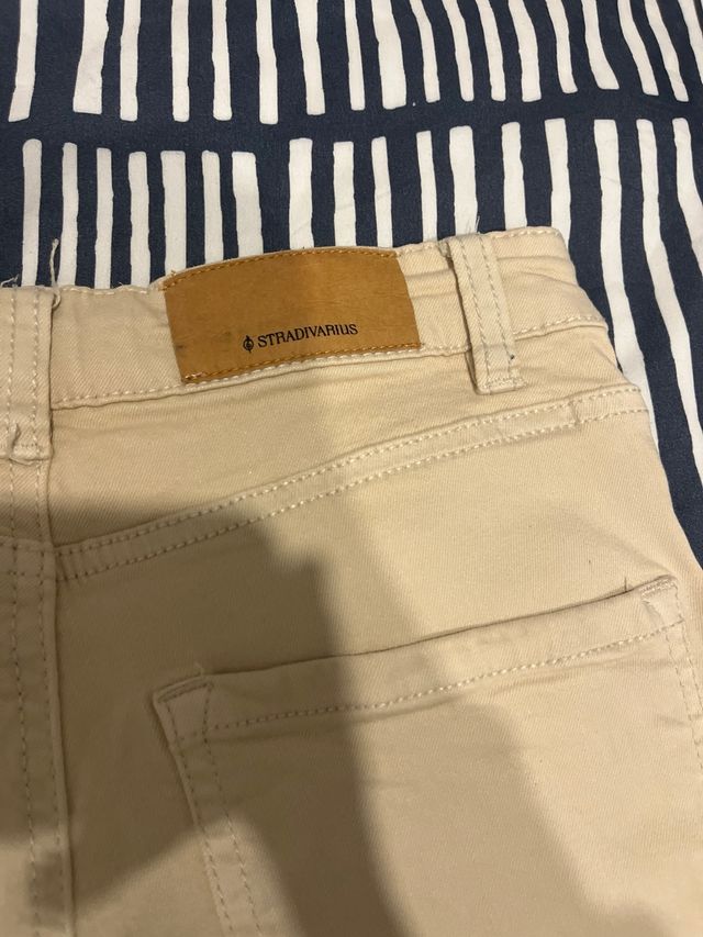 Pantalones campana beige Stradivarius T.34