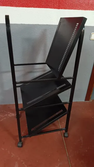 Estantería metálica negra con ruedas