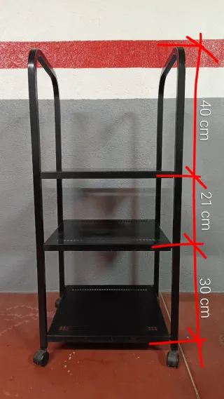 Estantería metálica negra con ruedas