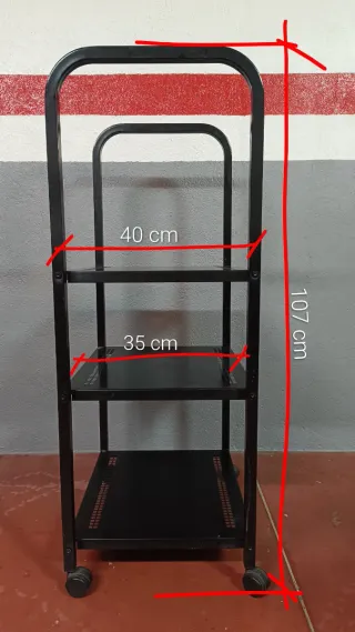 Estantería metálica negra con ruedas