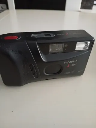 Cámara Yashica J-mini Analógica Negra