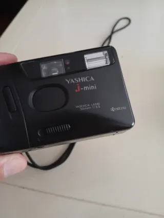 Cámara Yashica J-mini Analógica Negra