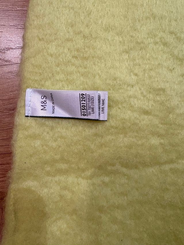 Bufanda M&S amarilla con flecos. color verde limon