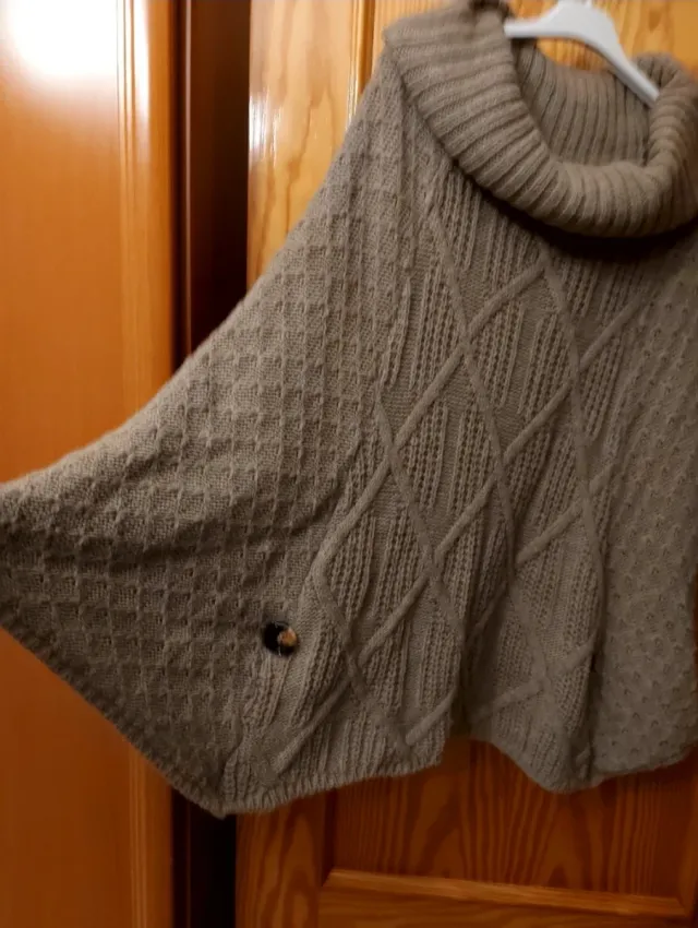 Poncho de punto con cuello alto