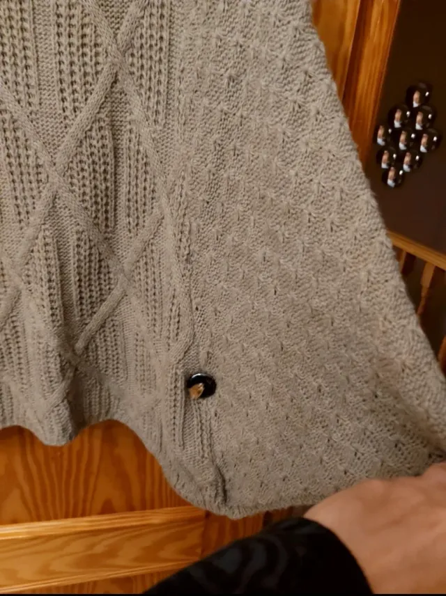 Poncho de punto con cuello alto