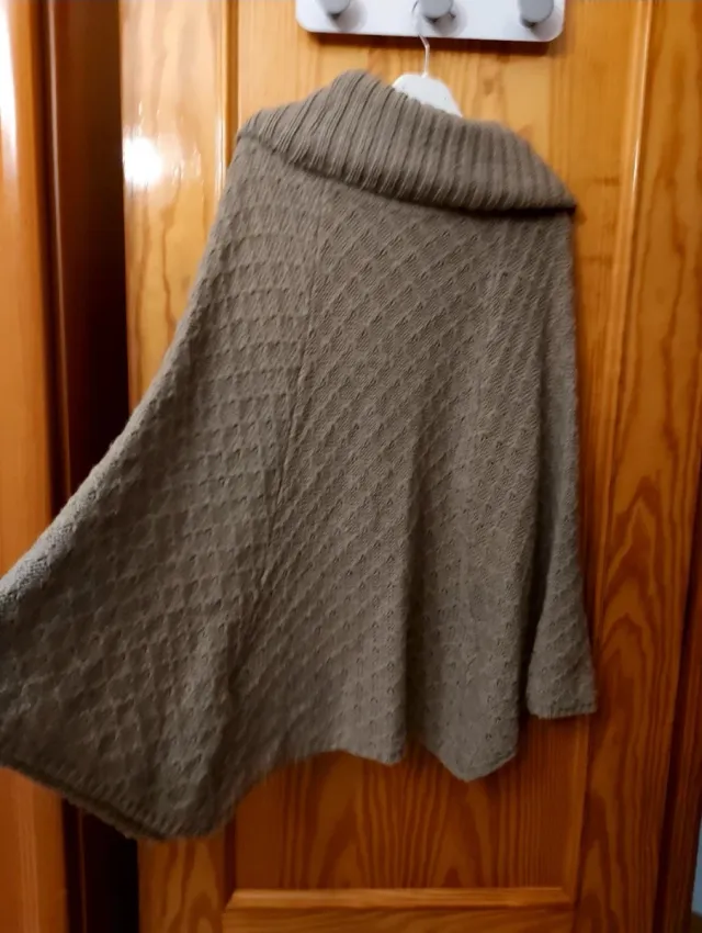 Poncho de punto con cuello alto