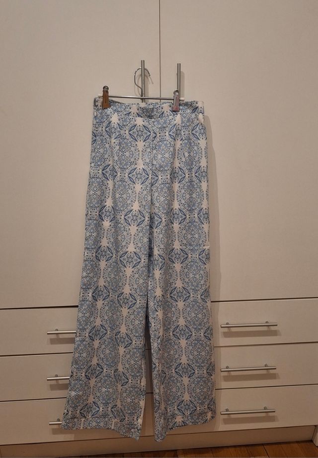 Pantalón ancho recto azul y blanco