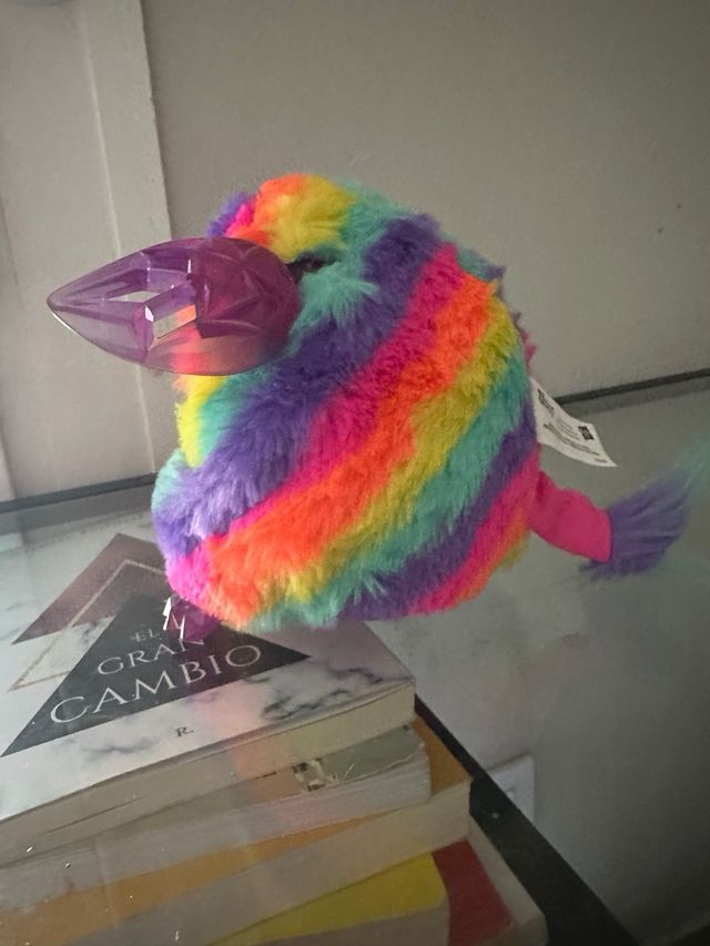 Furby Boom Crystal Arcoíris, está sin apenas uso.
