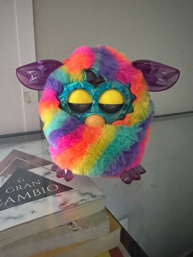 Furby Boom Crystal Arcoíris, está sin apenas uso.
