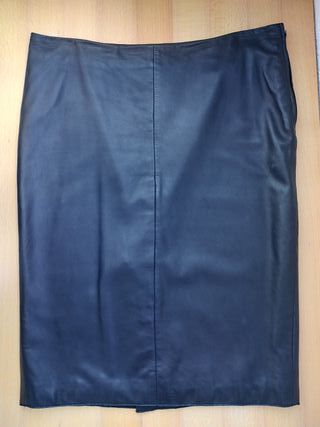 Falda de piel negra