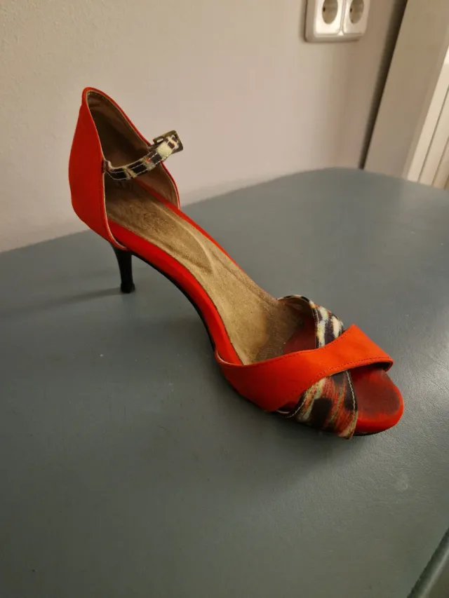 Zapatos de tacón rojos y animal print