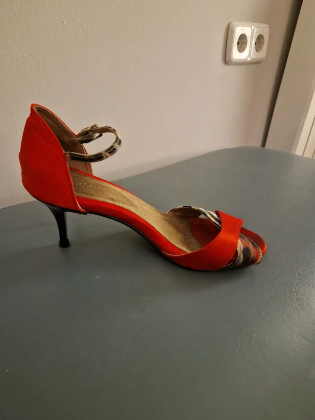 Zapatos de tacón rojos y animal print