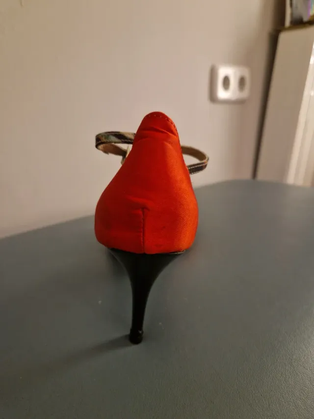 Zapatos de tacón rojos y animal print