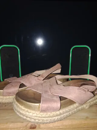 Sandalias doradas y rosas