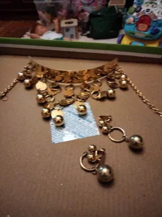 Collar y pendientes dorados